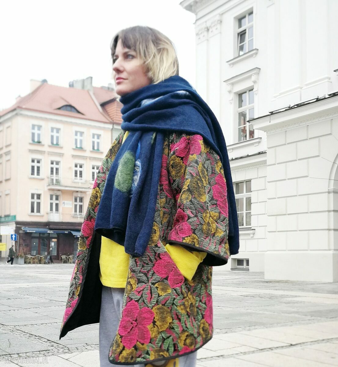 Granatowy szal z wełny merynosów - folk boho z aplikacją