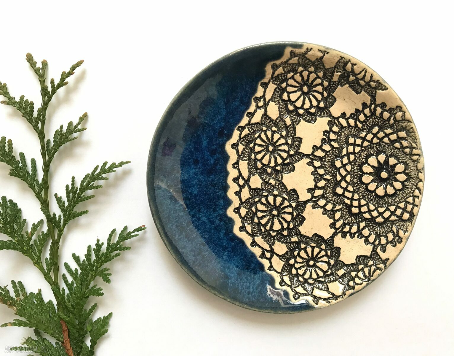 Granatowy ceramiczny talerzyk pod łyżkę z koronką