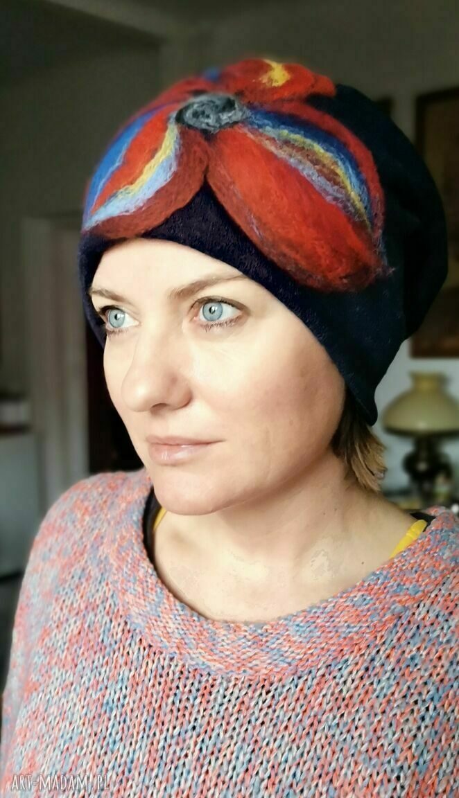 Granatowy wełniany komplet w kwiaty - czapka i komin na zimę