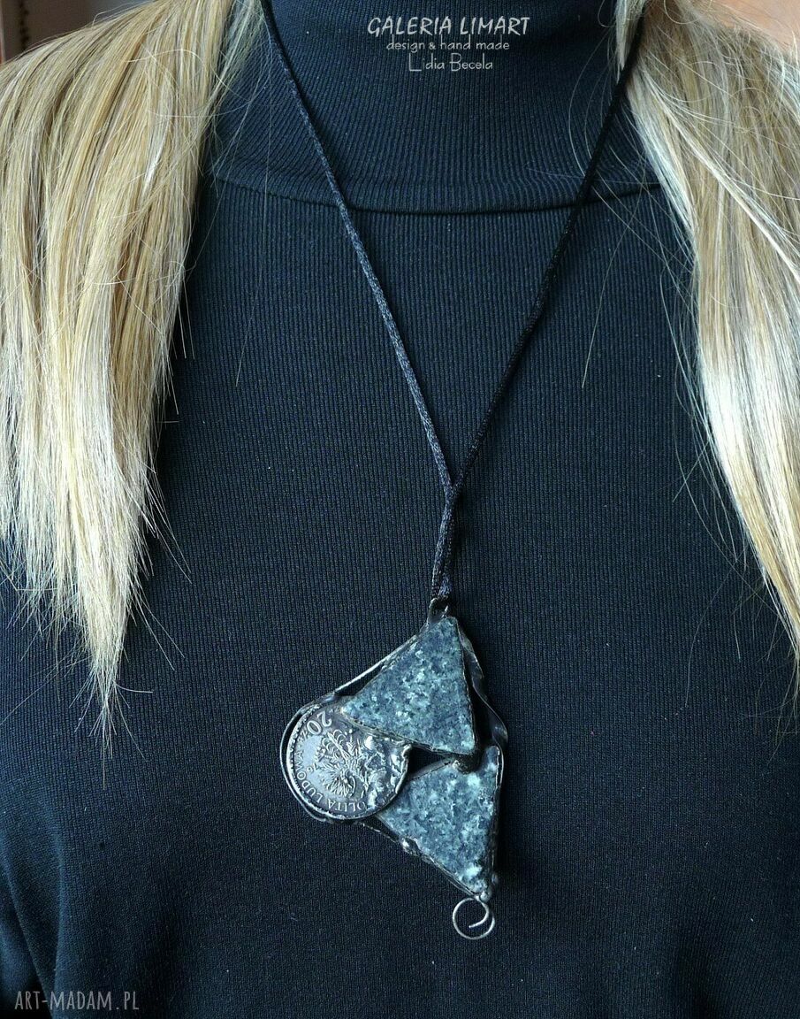 Granitowy wisior z monetą - ręczne wykonanie w technice Tiffany