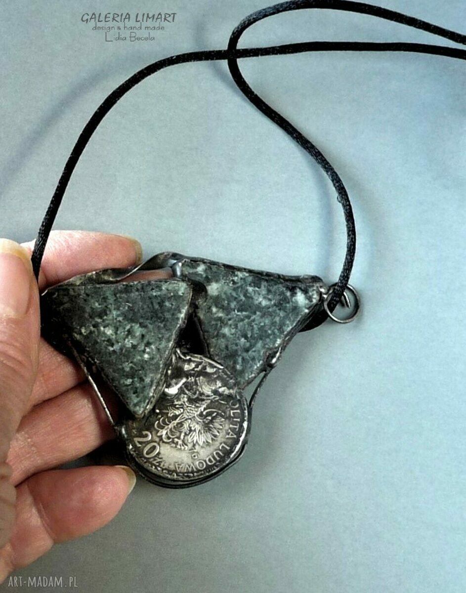 Granitowy wisior z monetą - ręczne wykonanie w technice Tiffany