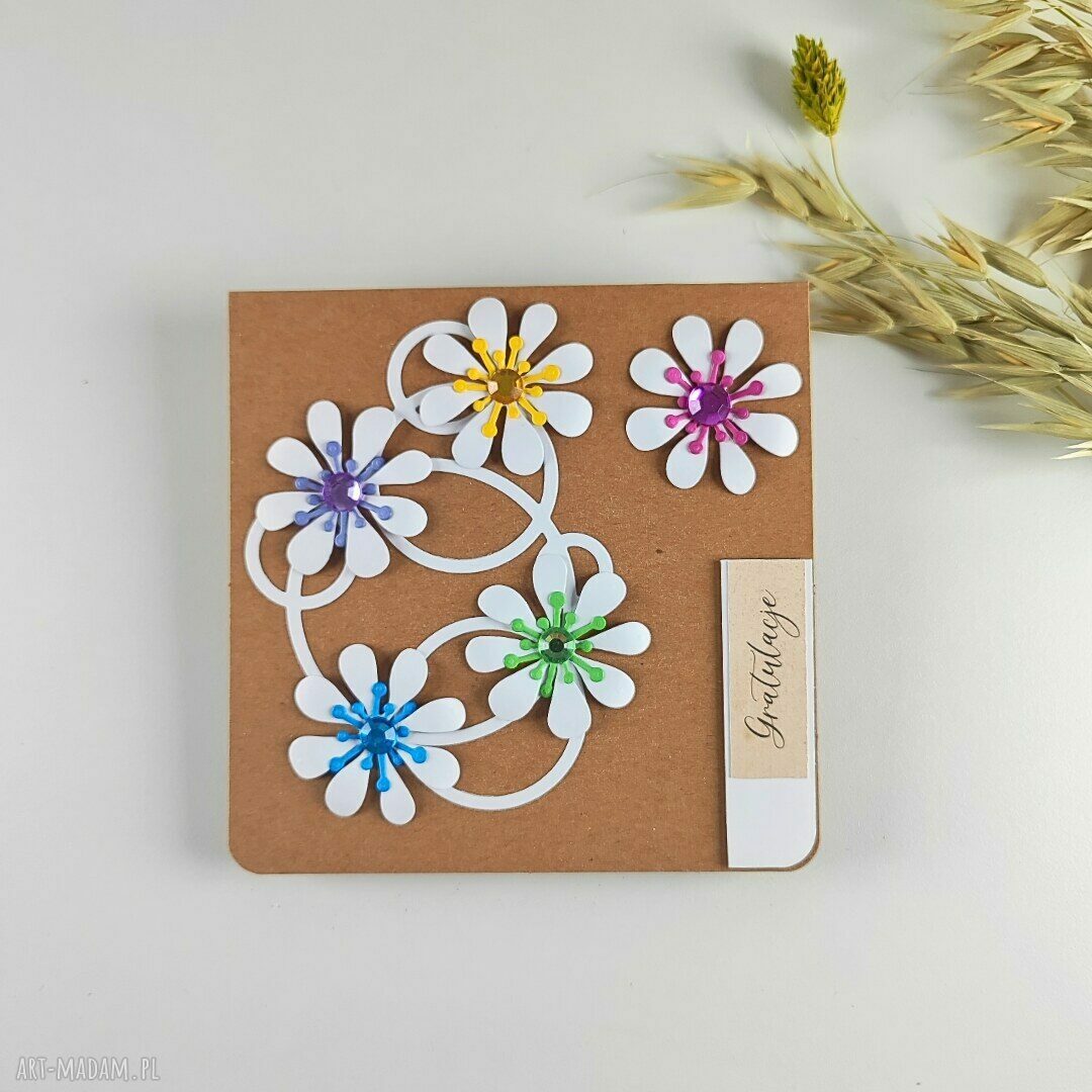 Kartka gratulacyjna „Gratulacje” handmade w stylu scrapbooking z białymi kwiatami i kopertą