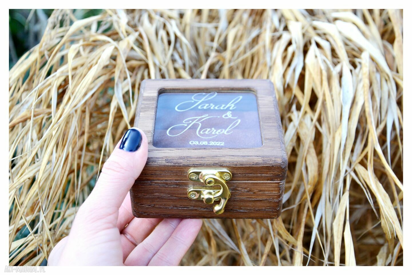 Dębowe grawerowane pudełko na obrączki z szybką - personalizowane na ślub