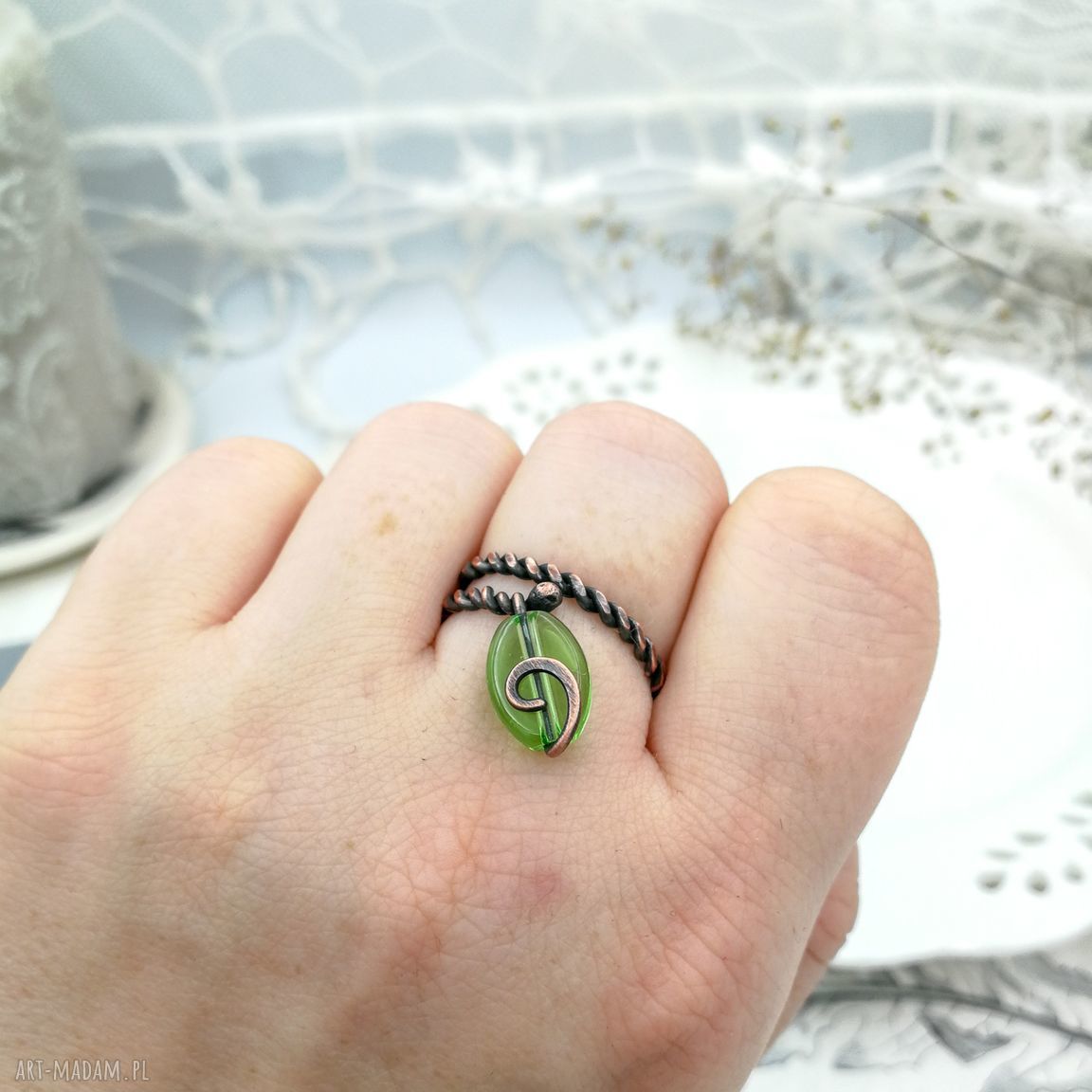 Green Leaf - spiralny pierścionek z miedzi z zielonym koralikiem