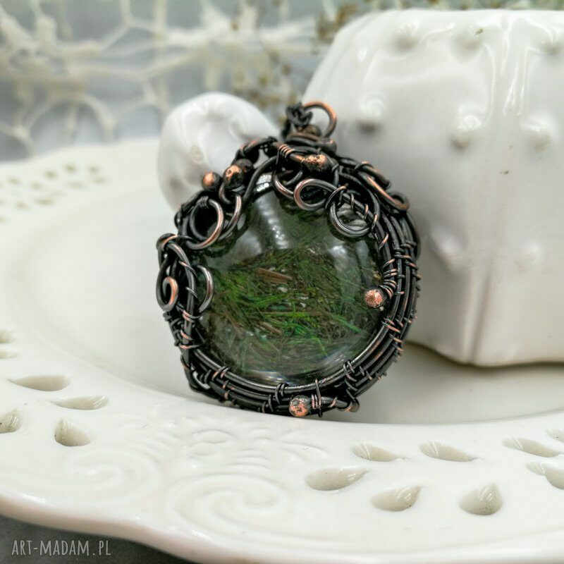 Zielony paw - naszyjnik z piórem w szkle (miedź, wire wrapping)