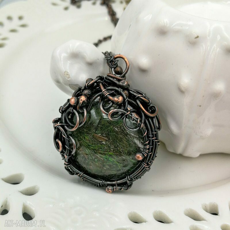 Zielony paw - naszyjnik z piórem w szkle (miedź, wire wrapping)