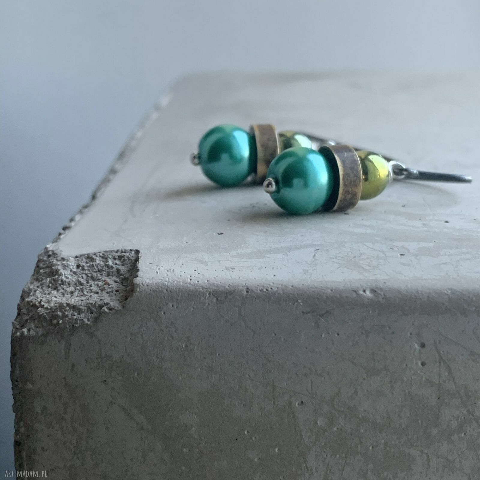 Kolczyki Green Scarab - patynowany mosiądz, turkusowo-zielone perły i hematyt