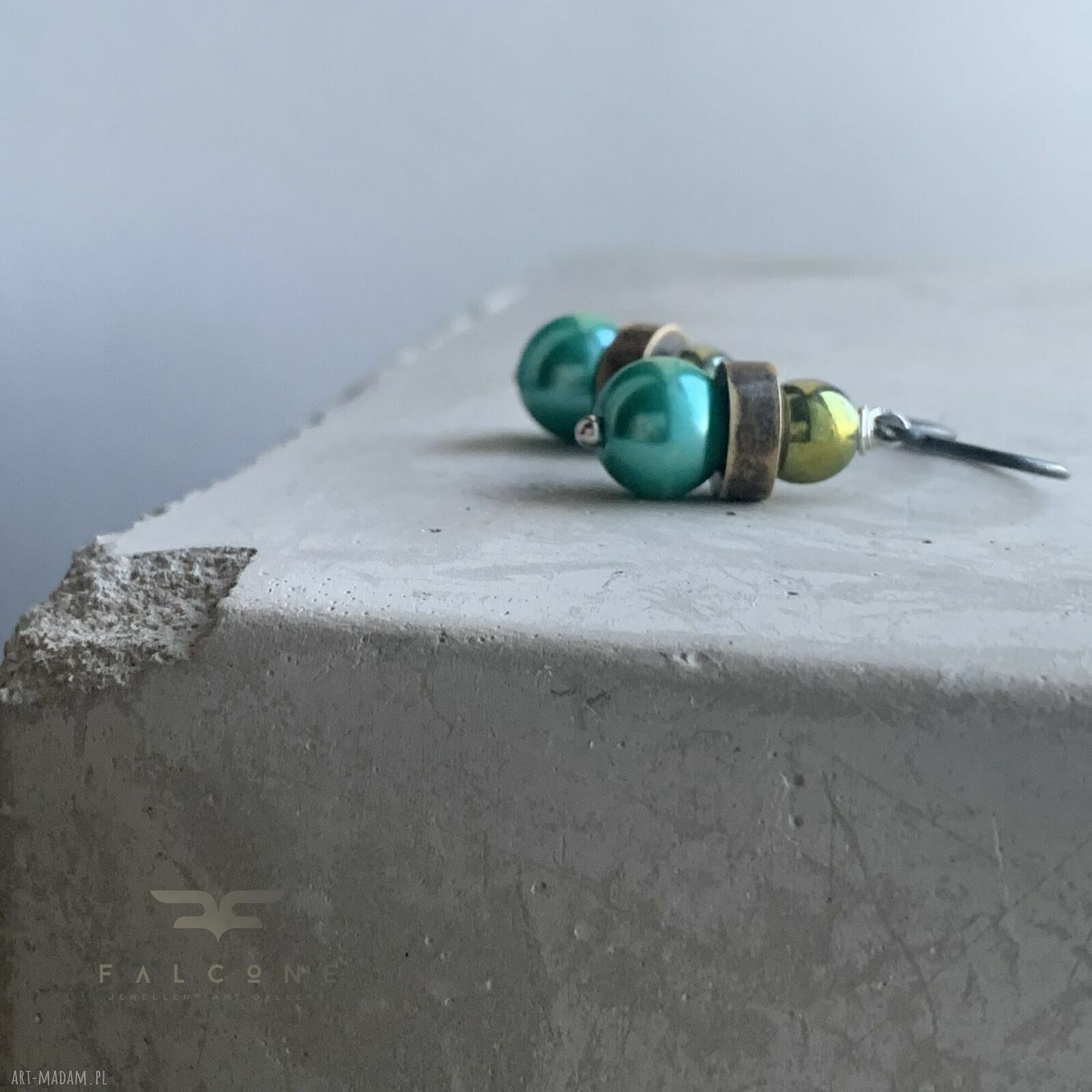 Kolczyki Green Scarab - patynowany mosiądz, turkusowo-zielone perły i hematyt