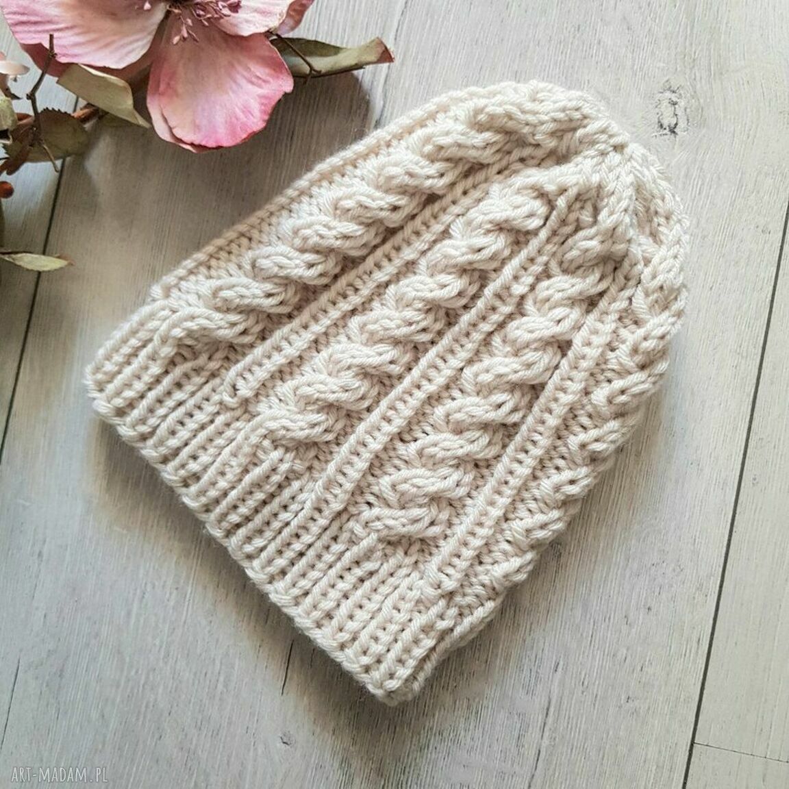 Gruba czapka beanie z warkoczami w jasnym beżu (M/L)