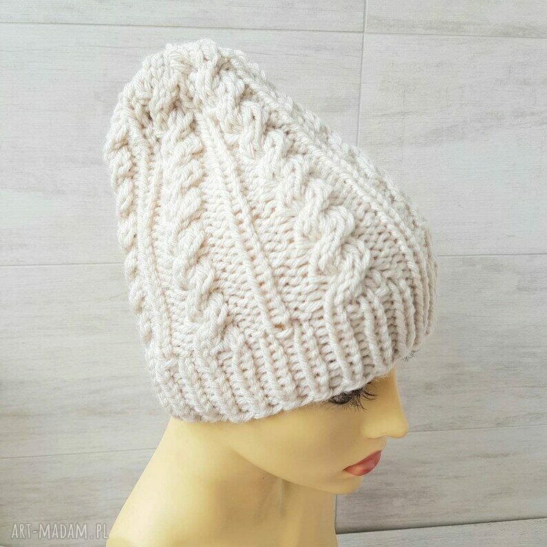 Gruba czapka beanie z warkoczami w jasnym beżu (M/L)