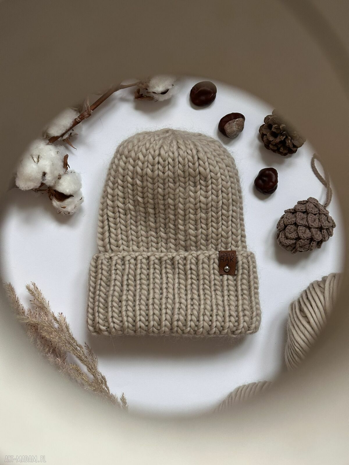 Gruba wełniana czapka oversize w kolorze piaskowym