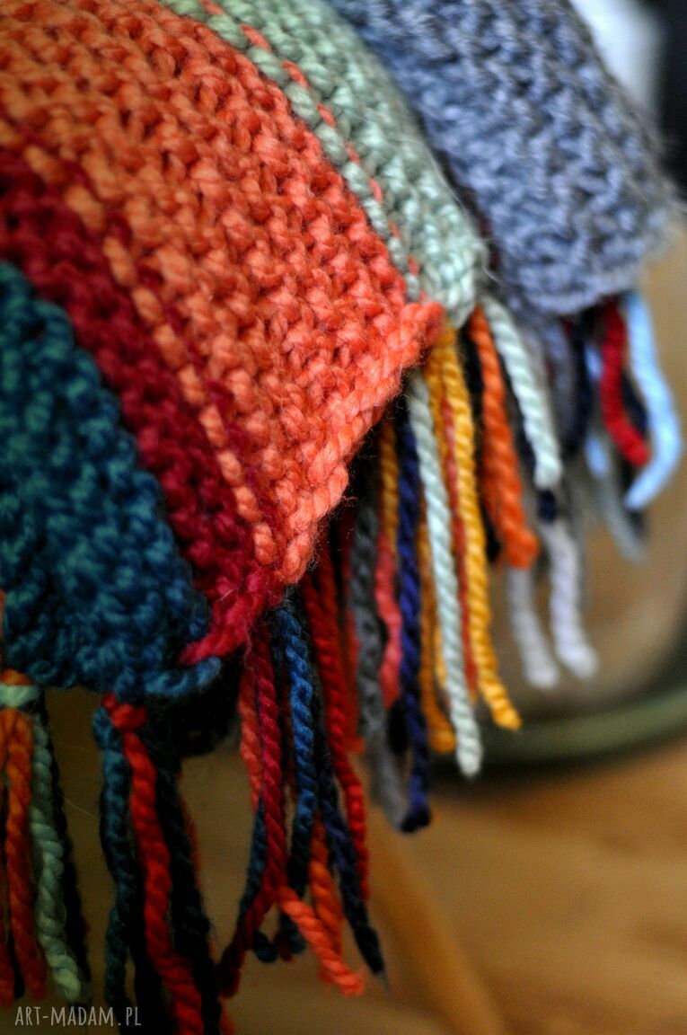 Gruby pled boho na drutach - miękka narzuta na kanapę i łóżko