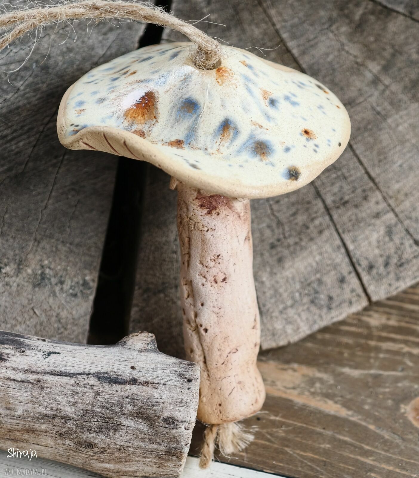 Ceramiczny grzybek z kotkiem - leśna zawieszka handmade