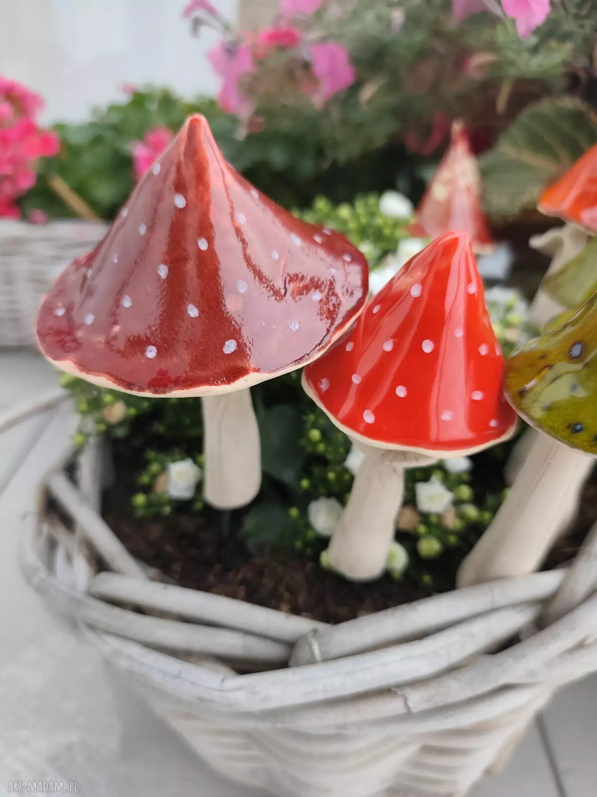 Czerwony grzybek ceramiczny do doniczki