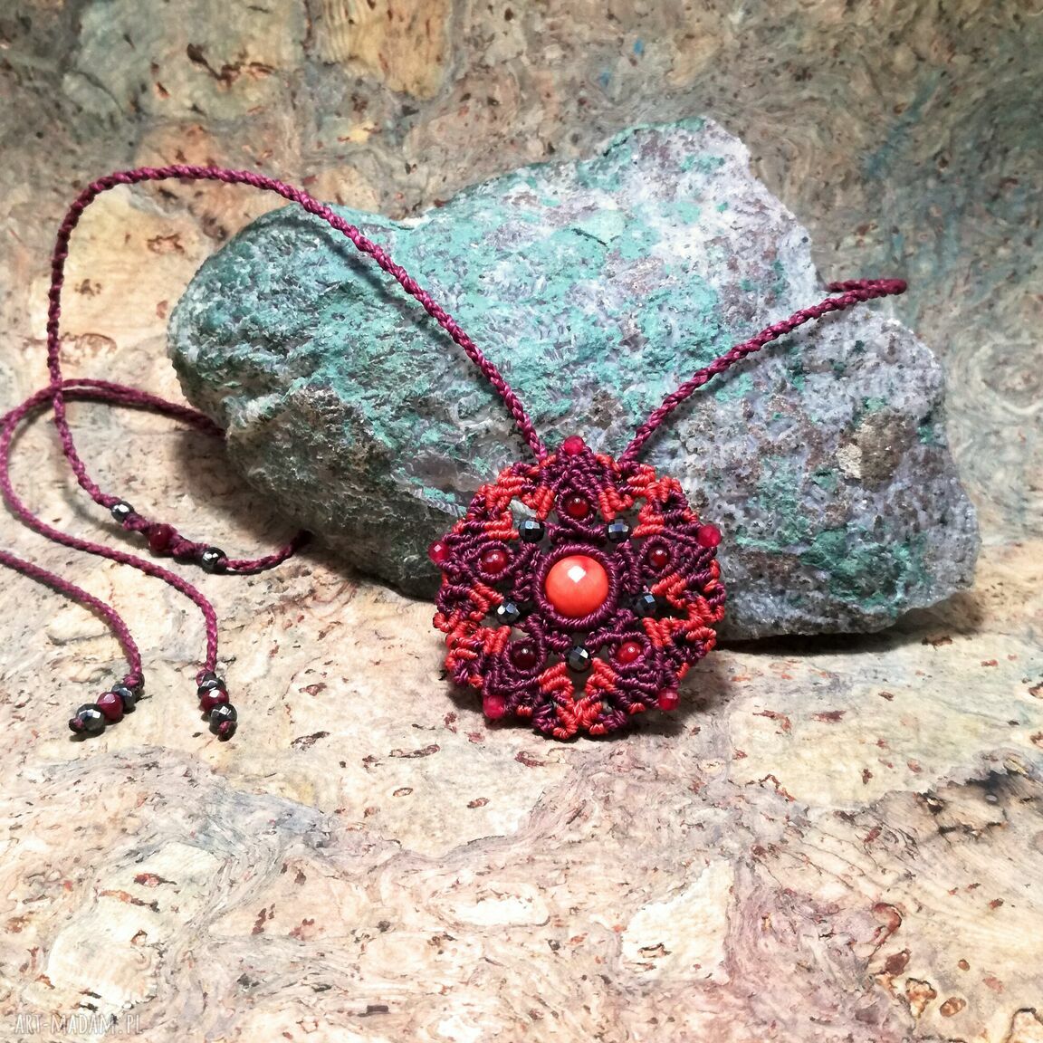 Gwiazda Pentagram z koralem i rubinem - naszyjnik choker z mikromakramy (amulet)