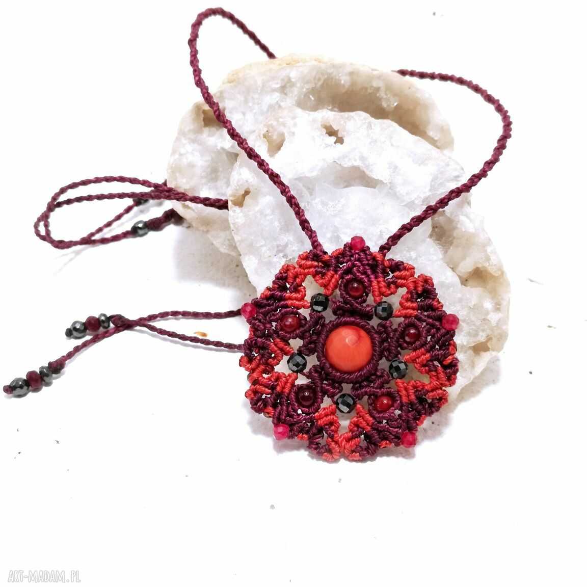 Gwiazda Pentagram z koralem i rubinem - naszyjnik choker z mikromakramy amulet
