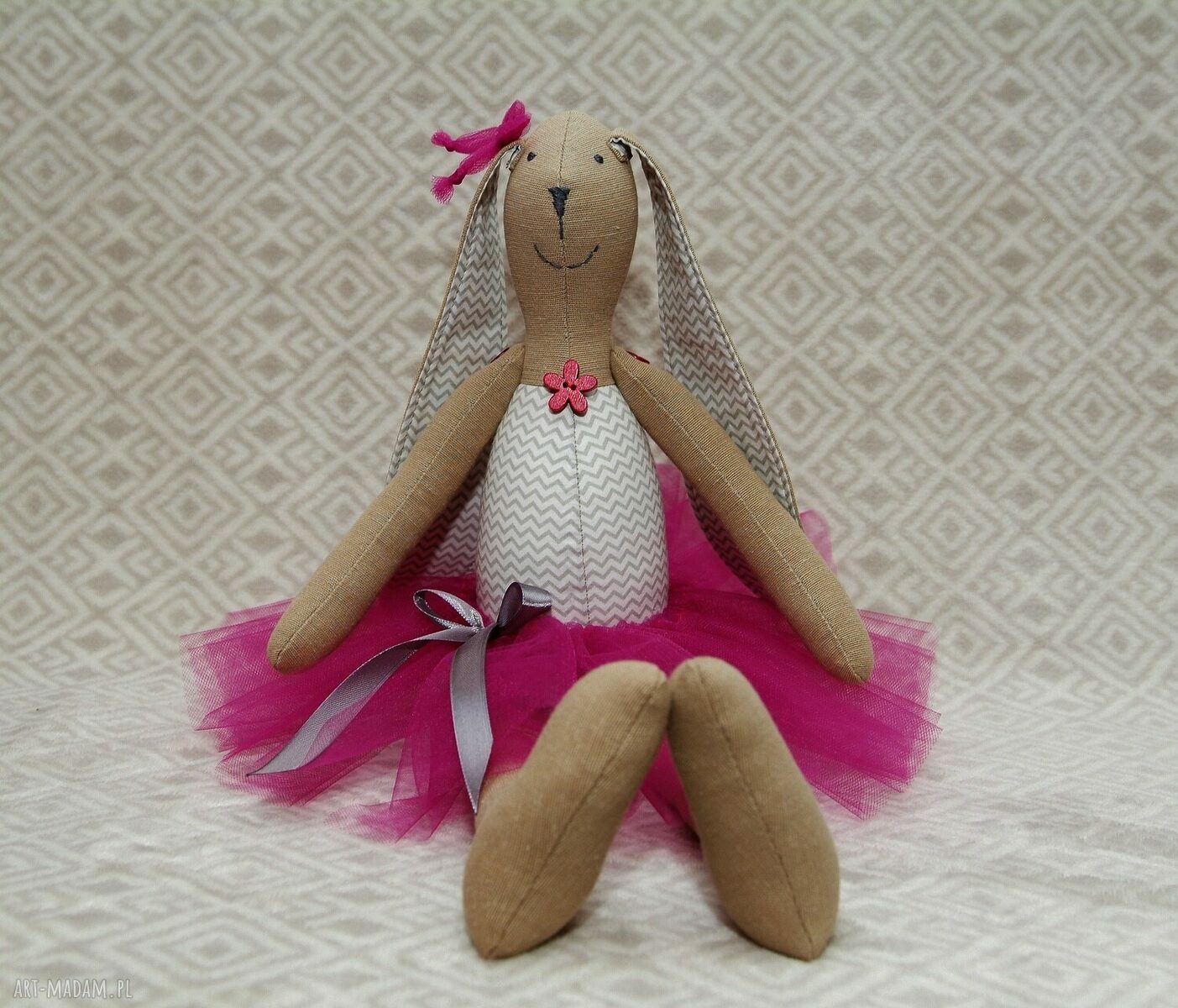 Baletnica w nowej amarantowej spódnicy handmade