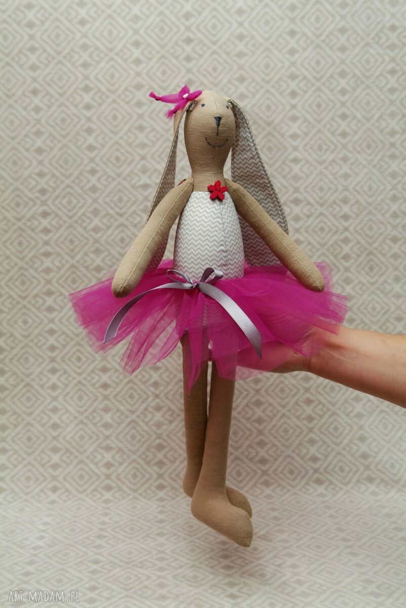 Baletnica w nowej amarantowej spódnicy handmade