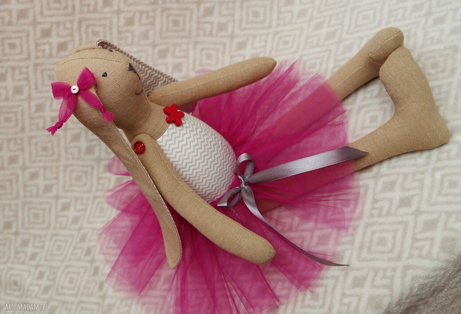 Baletnica w nowej amarantowej spódnicy handmade