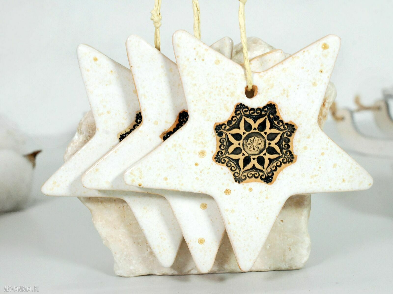 Ręcznie robione ceramiczne gwiazdki na choinkę z mandalą