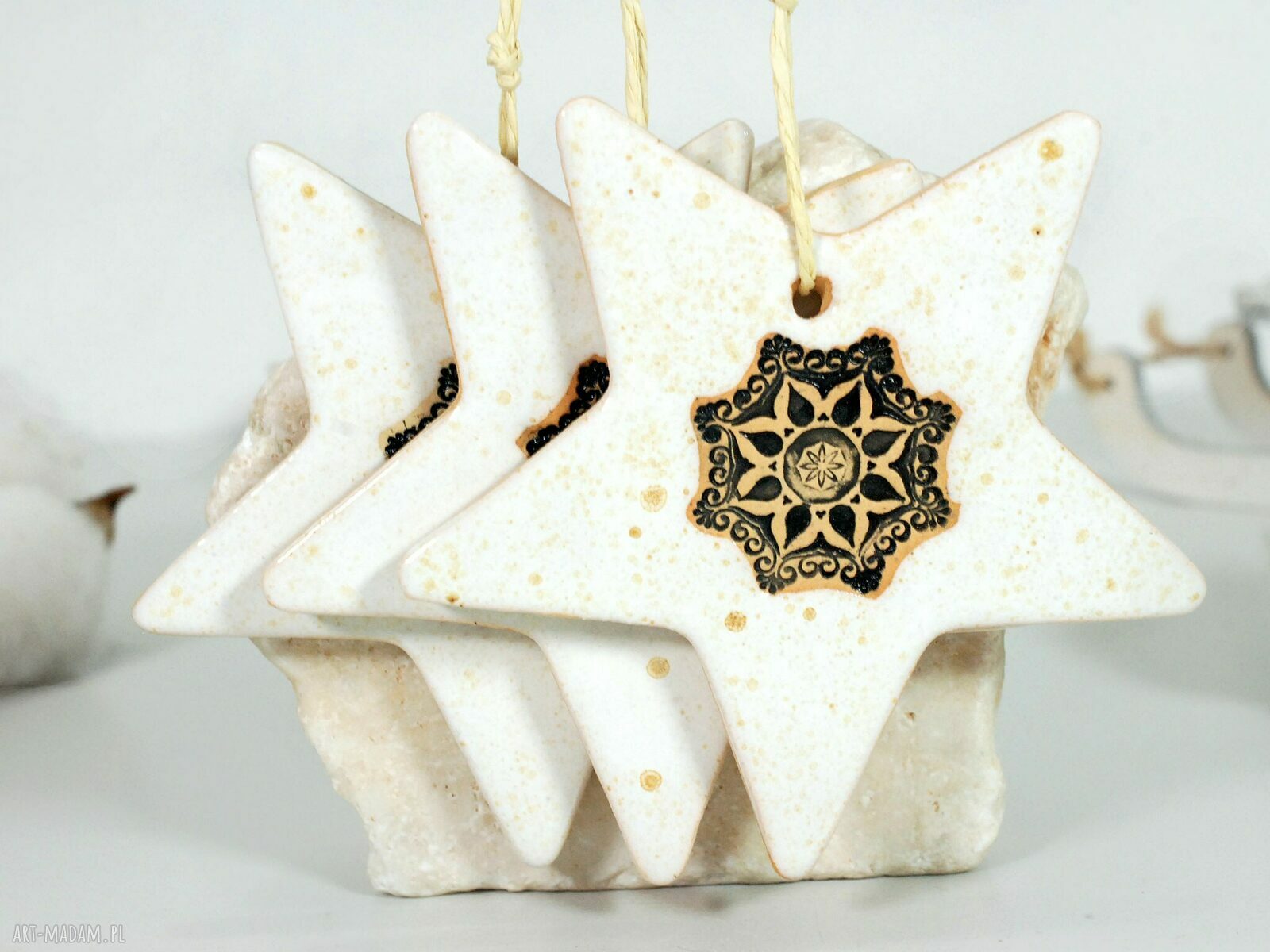 Ręcznie robione ceramiczne gwiazdki na choinkę z mandalą