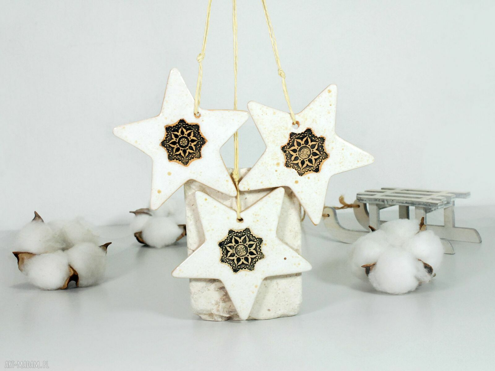 Ręcznie robione ceramiczne gwiazdki na choinkę z mandalą