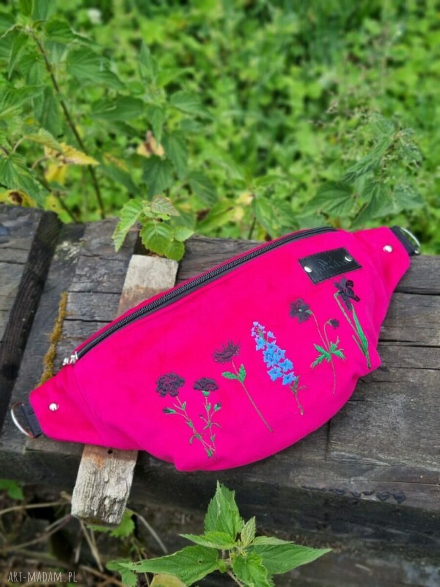 Haftowana nerka fuksja magenta z kwiatami