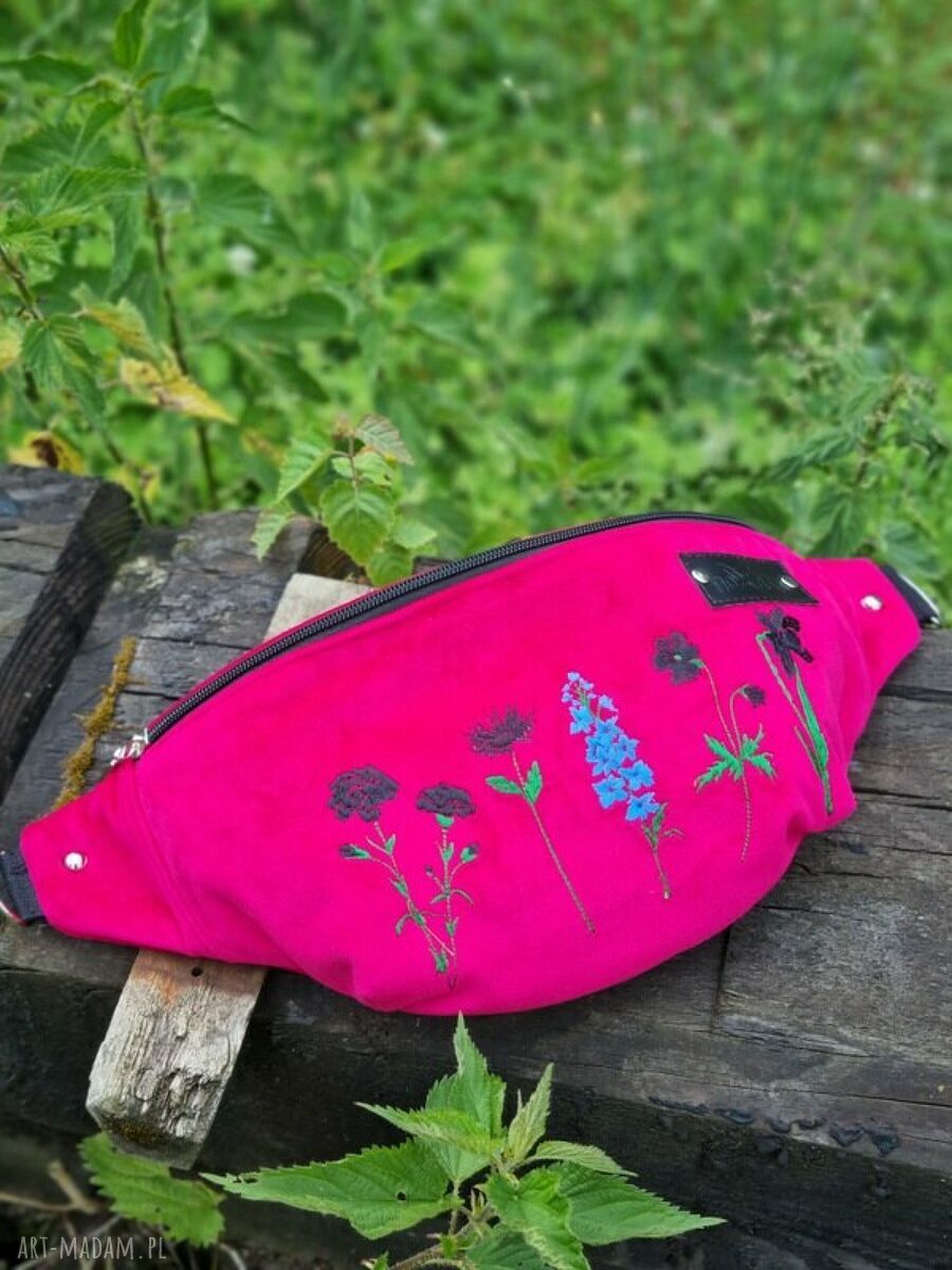 Haftowana nerka fuksja magenta z kwiatami