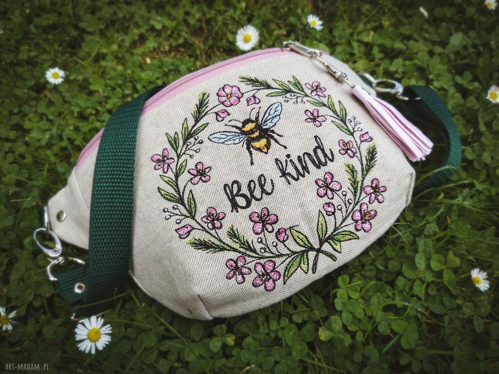 Nerka mini Bee - mała torebka lniana z haftem pszczółki, beżowo - zielona
