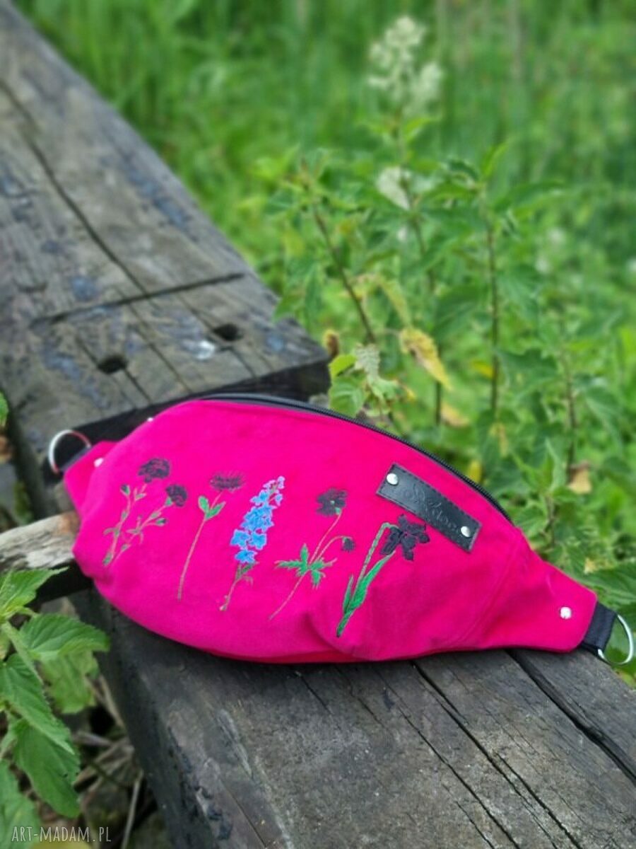 Haftowana nerka fuksja magenta z kwiatami