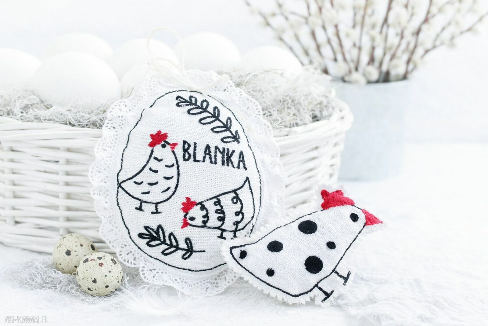 Personalizowana haftowana ozdoba wielkanocna z kurkami - lniane jajko z koronką