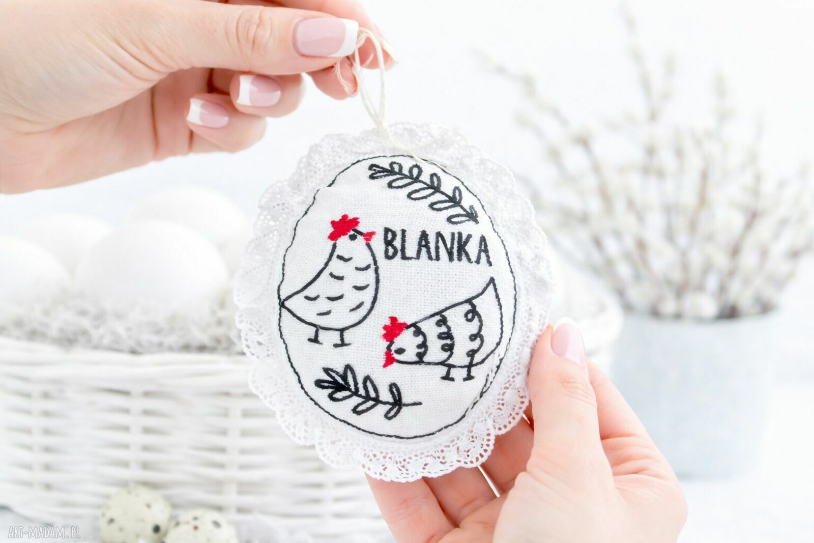 Personalizowana haftowana ozdoba wielkanocna z kurkami - lniane jajko z koronką