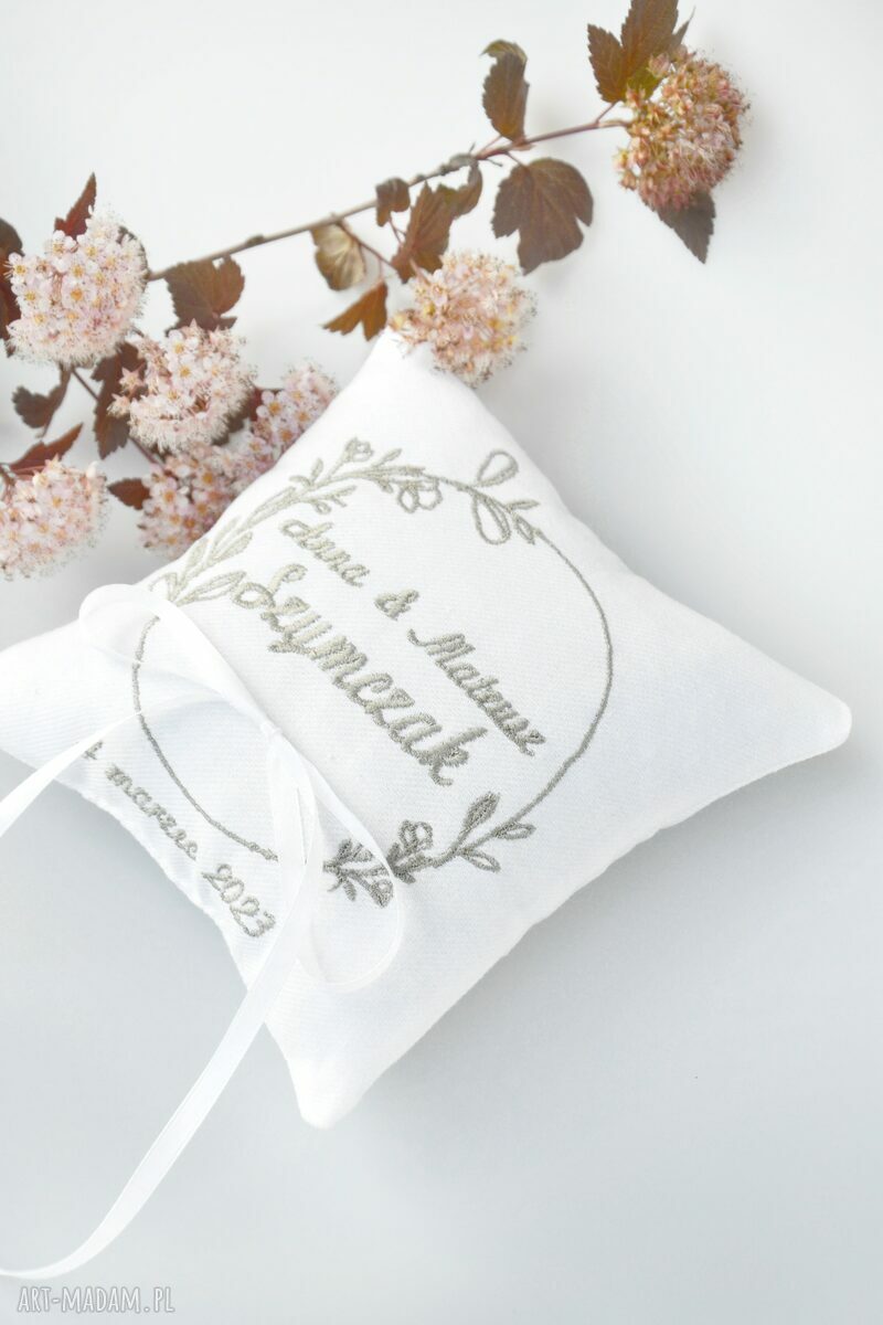 Haftowana poduszka na obrączki - personalizowany prezent ślubny