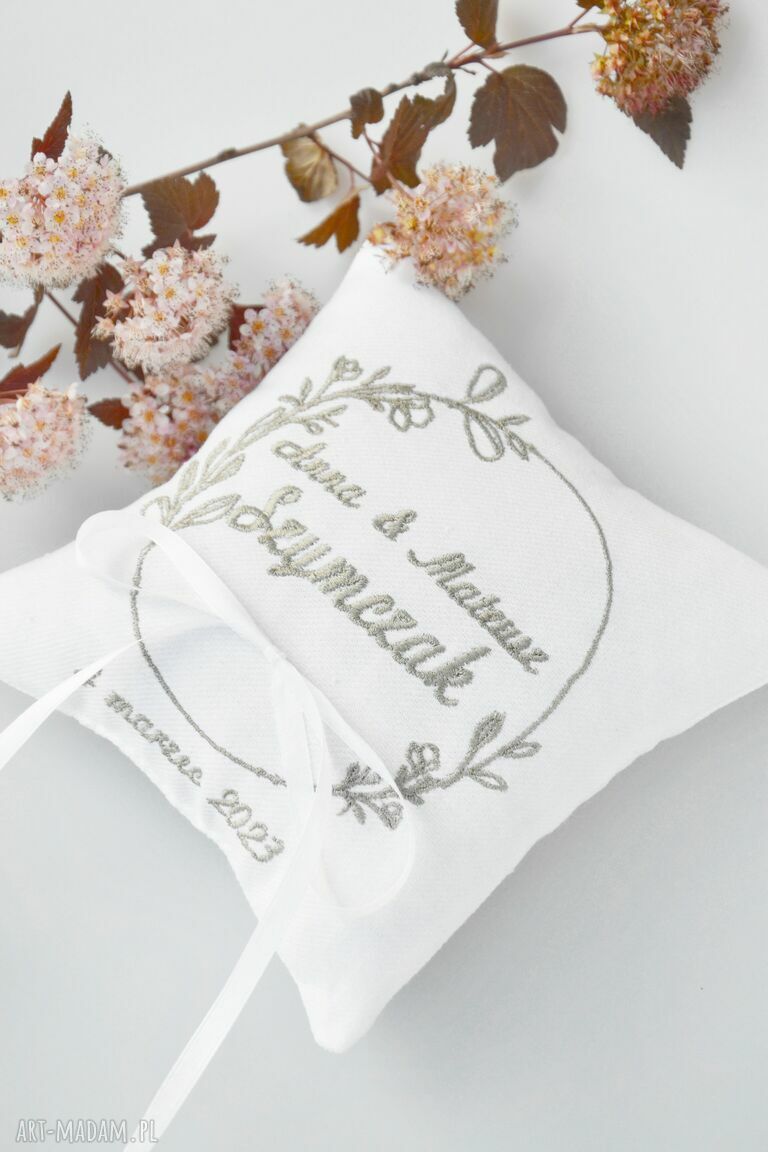 Haftowana poduszka na obrączki - personalizowany prezent ślubny