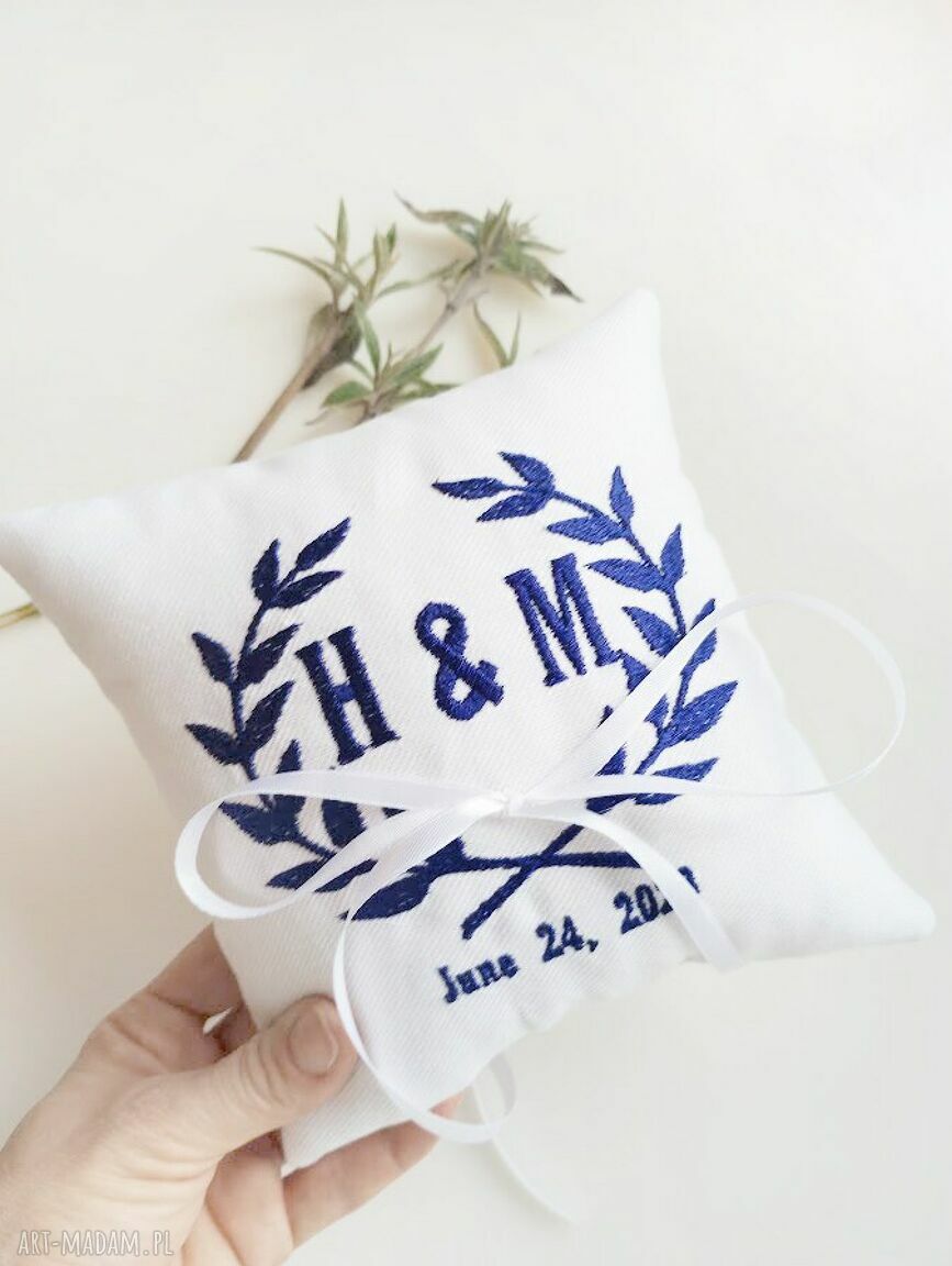 Haftowana poduszka na obrączki - personalizowana dekoracja ślubna