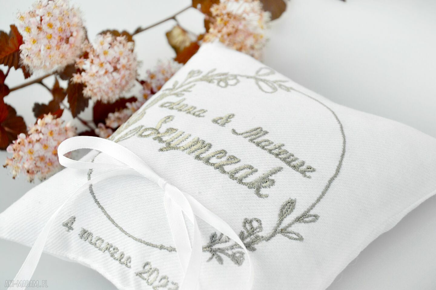 Haftowana poduszka na obrączki - personalizowany prezent ślubny