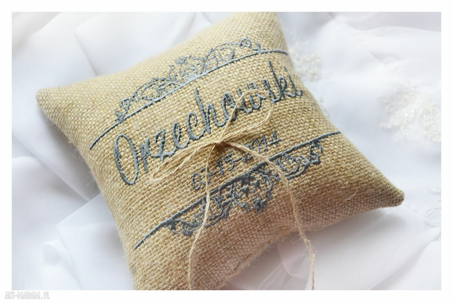 Haftowana poduszka na obrączki, personalizowana - imiona i data ślubu (18x18 cm, naturalna juta)
