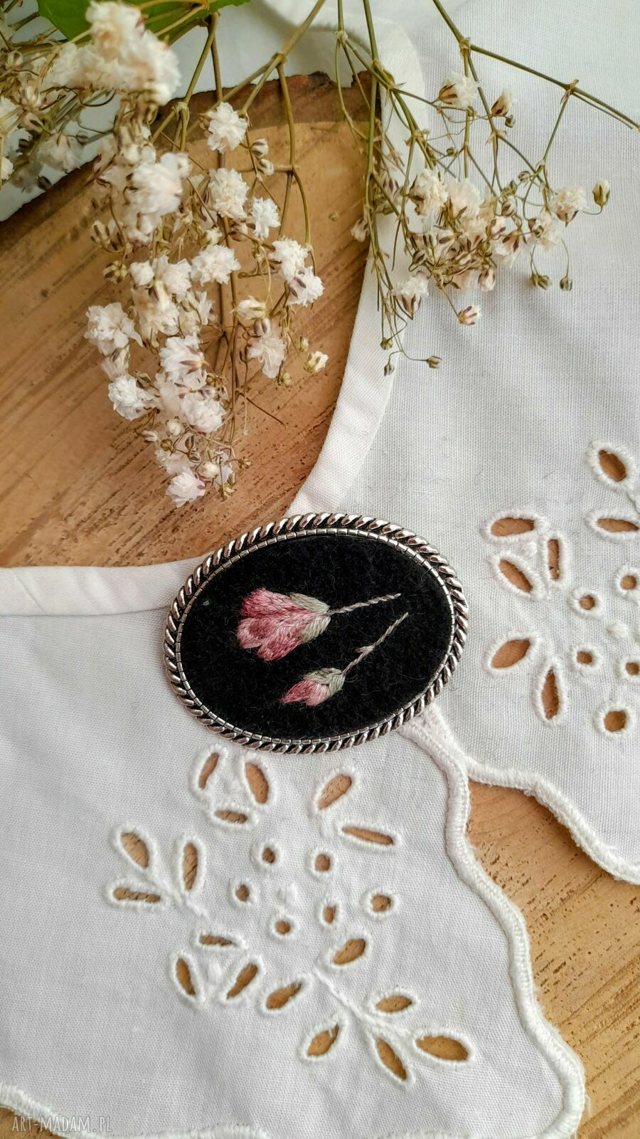 Broszka haftowana Magnolie nocą - ręcznie robiona biżuteria retro
