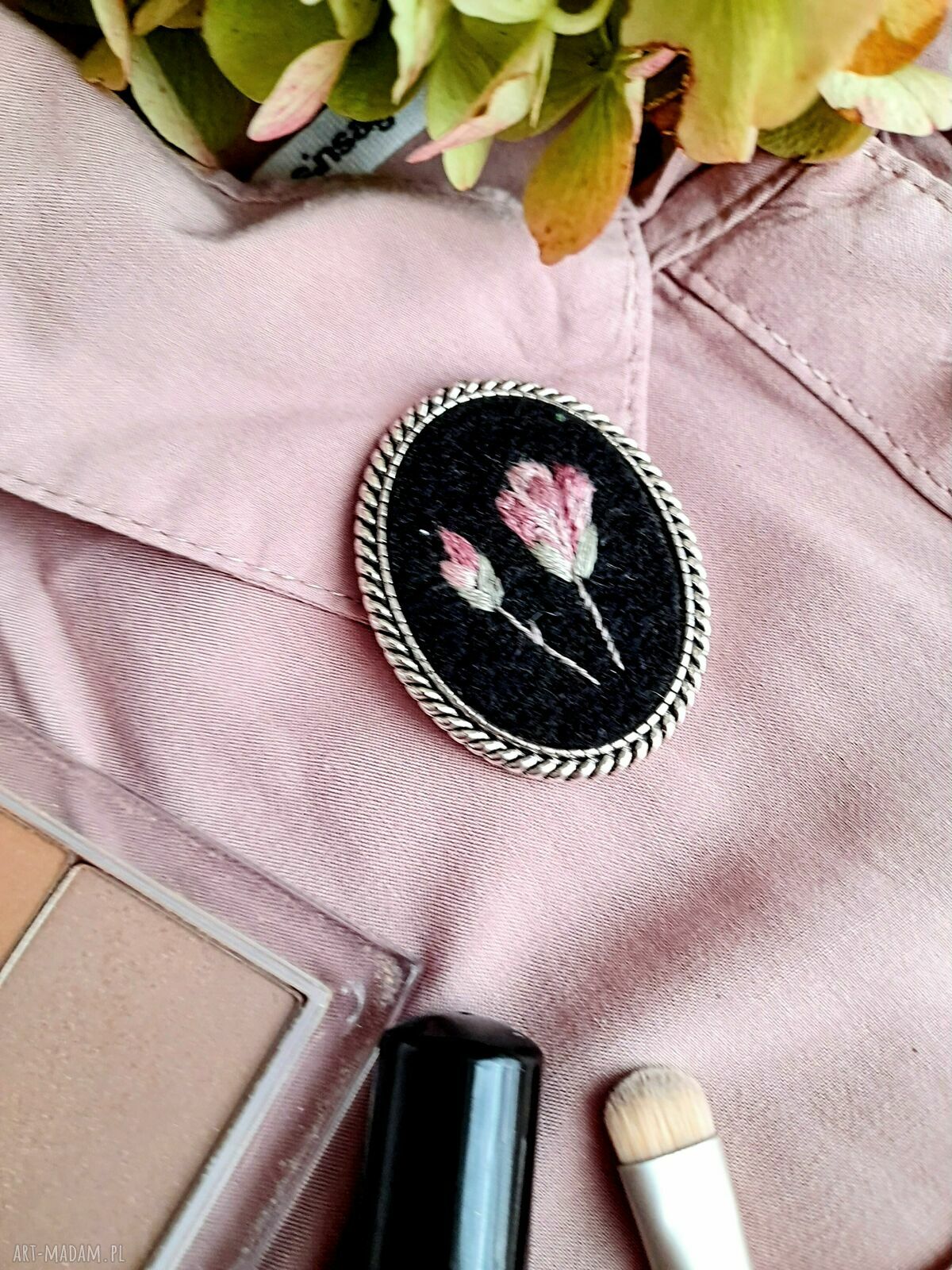 Broszka haftowana Magnolie nocą - ręcznie robiona biżuteria retro
