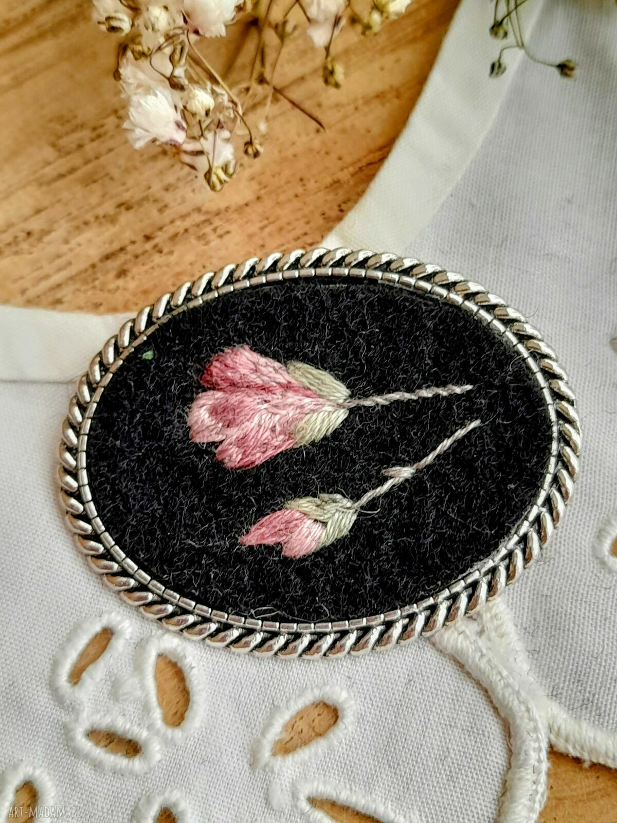 Broszka haftowana Magnolie nocą - ręcznie robiona biżuteria retro