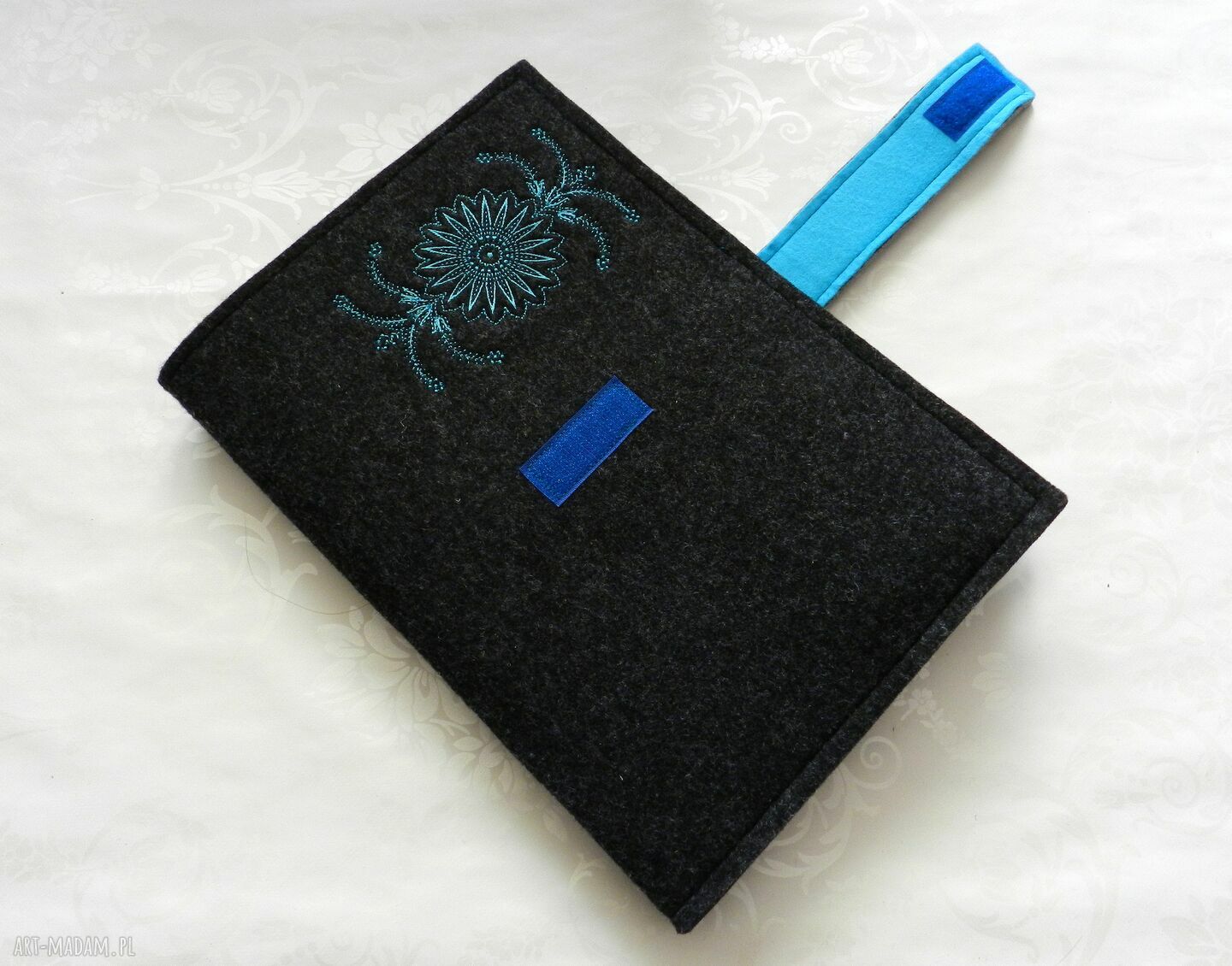Haftowane filcowe etui na tablet 10,1 cala z organizerem