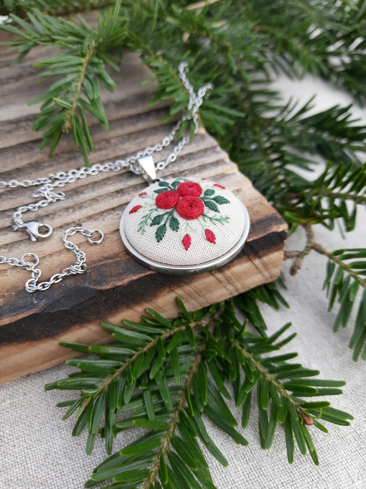 Haftowany medalion czerwony - kwiatowy wisiorek handmade