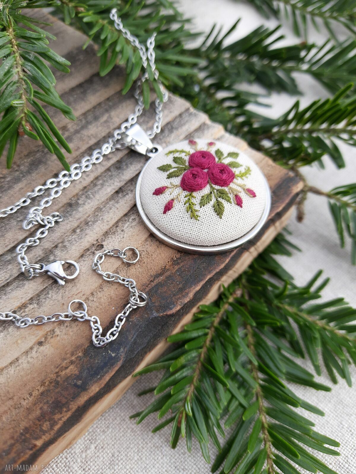Haftowany medalion burgundowy - kwiatowy wisiorek handmade