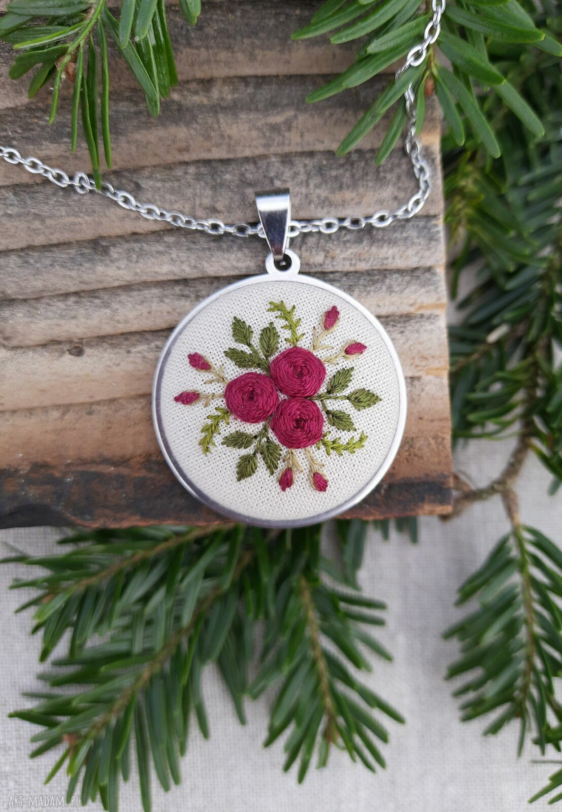 Haftowany medalion burgundowy - kwiatowy wisiorek handmade