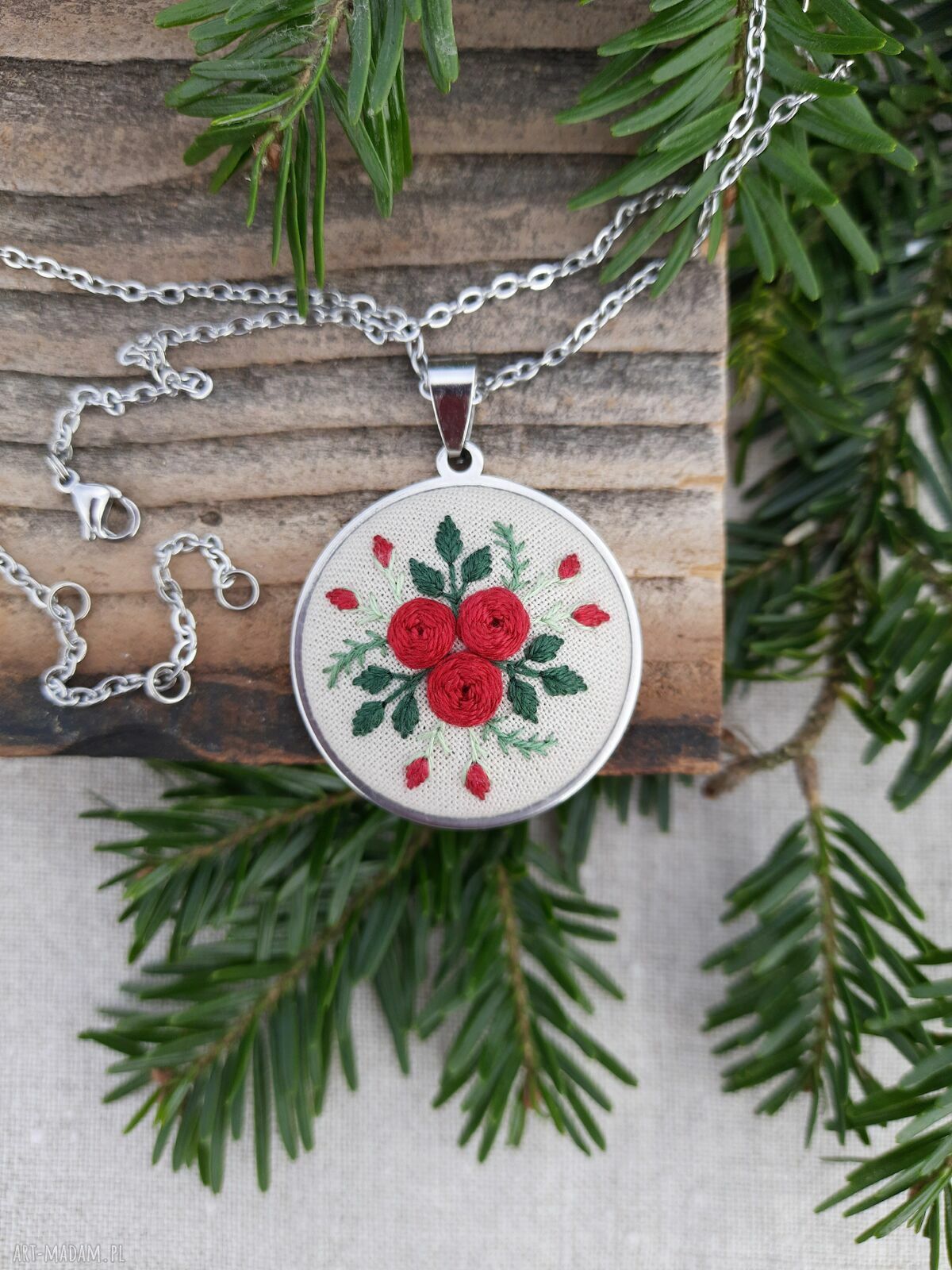 Haftowany medalion czerwony - kwiatowy wisiorek handmade
