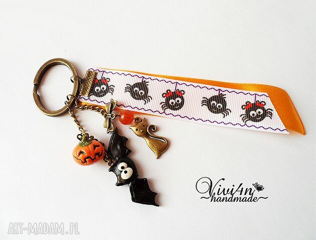 Halloweenowy breloczek do kluczy z nietoperzem i dynią - FIMO w kolorze starego złota