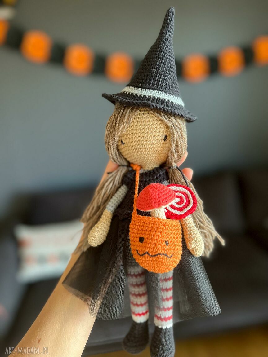 Halloweenowa Czarownica - lalka na szydełku, ręcznie robiona przytulanka