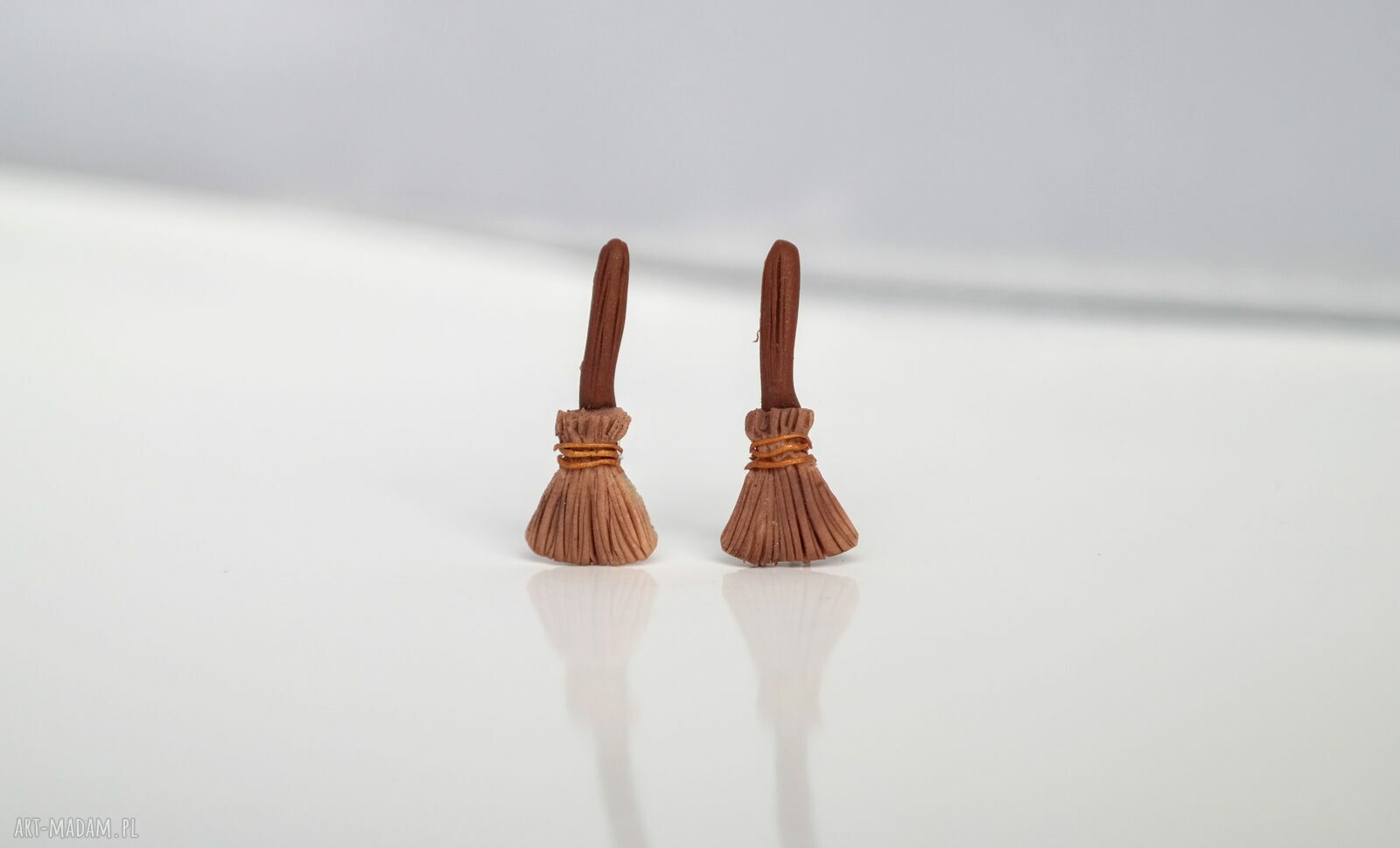 Halloweenowe kolczyki - mini miotły czarownicy (20 x 7 mm)