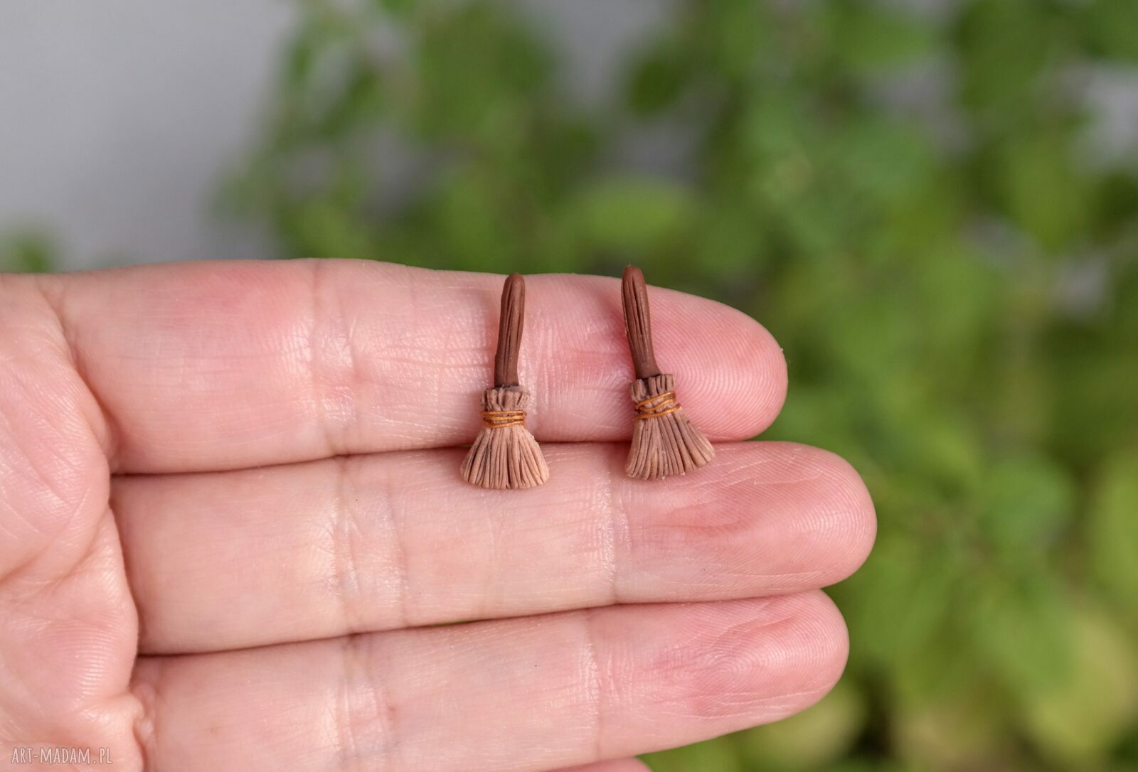 Halloweenowe kolczyki - mini miotły czarownicy (20 x 7 mm)