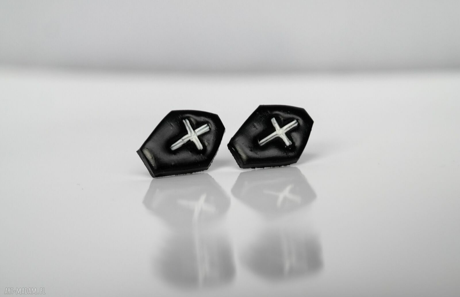 Halloweenowe gotyckie kolczyki trumienki z białym krzyżem